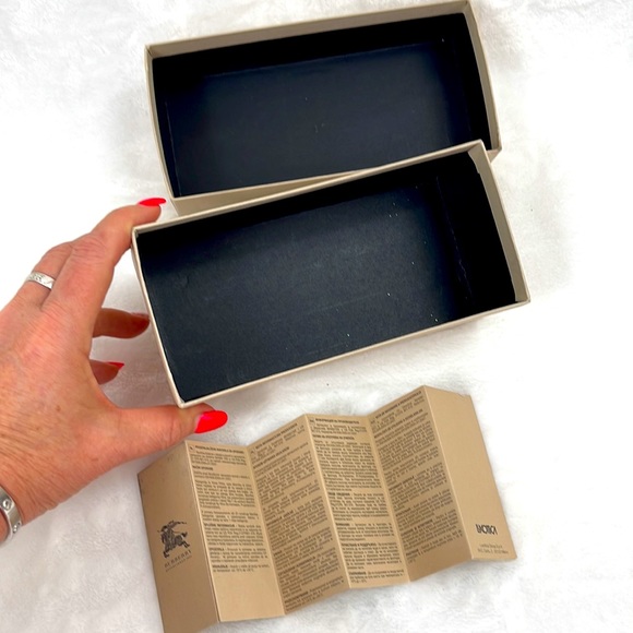 Burberry glassware box with booklet - Picture 3 of 3